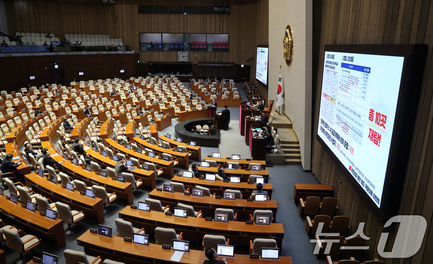 (서울=뉴스1) 이승배 기자 = 10일 서울 여의도 국회에서 열린 제432회국회(임시회) 경제에 관한 대정부 질문에서 이만희 국민의힘 의원이 김윤덕 국토교통부 장관에게 질의하고 있 …