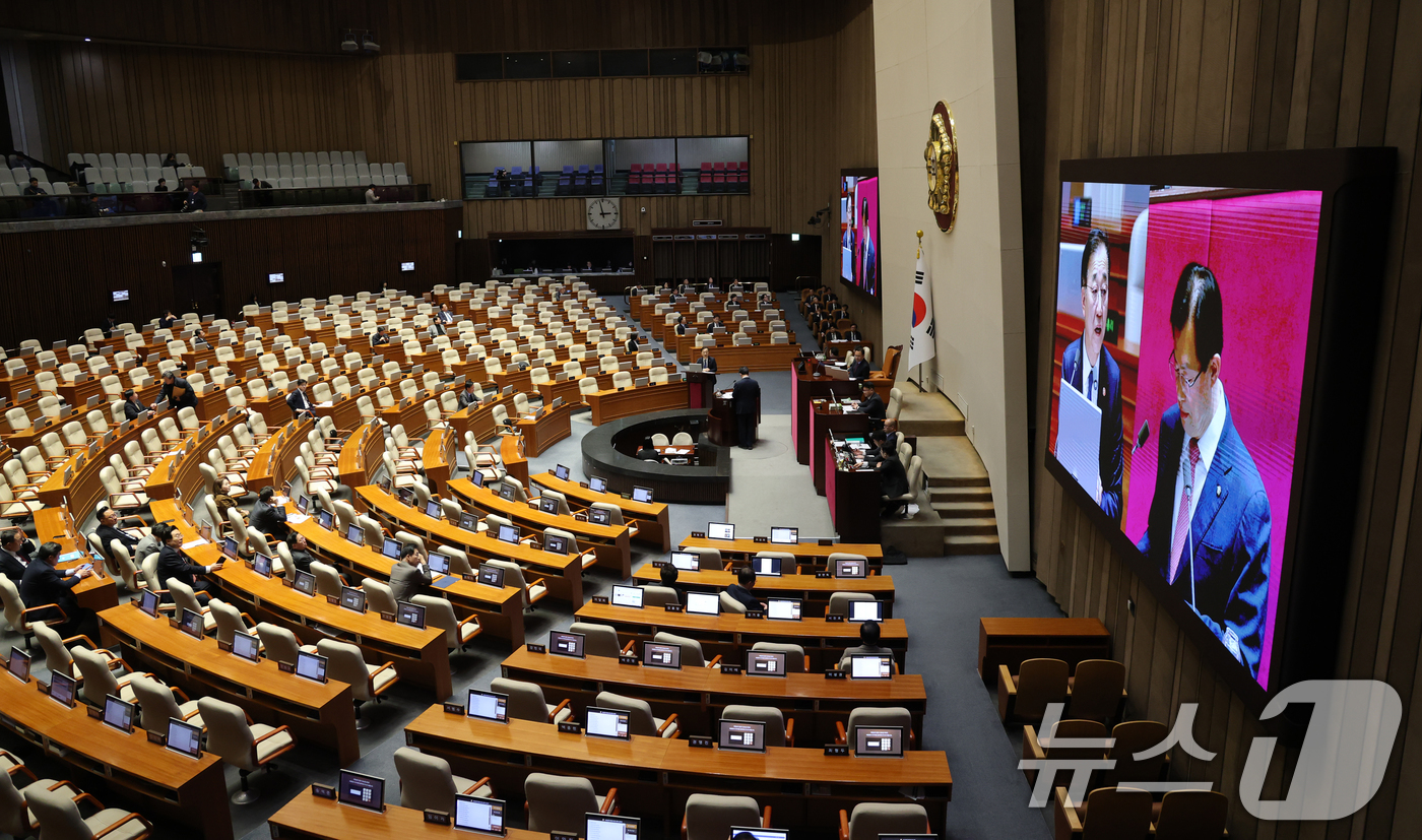 (서울=뉴스1) 이승배 기자 = 10일 서울 여의도 국회에서 열린 제432회국회(임시회) 경제에 관한 대정부 질문에서 이만희 국민의힘 의원이 김윤덕 국토교통부 장관에게 질의하고 있 …