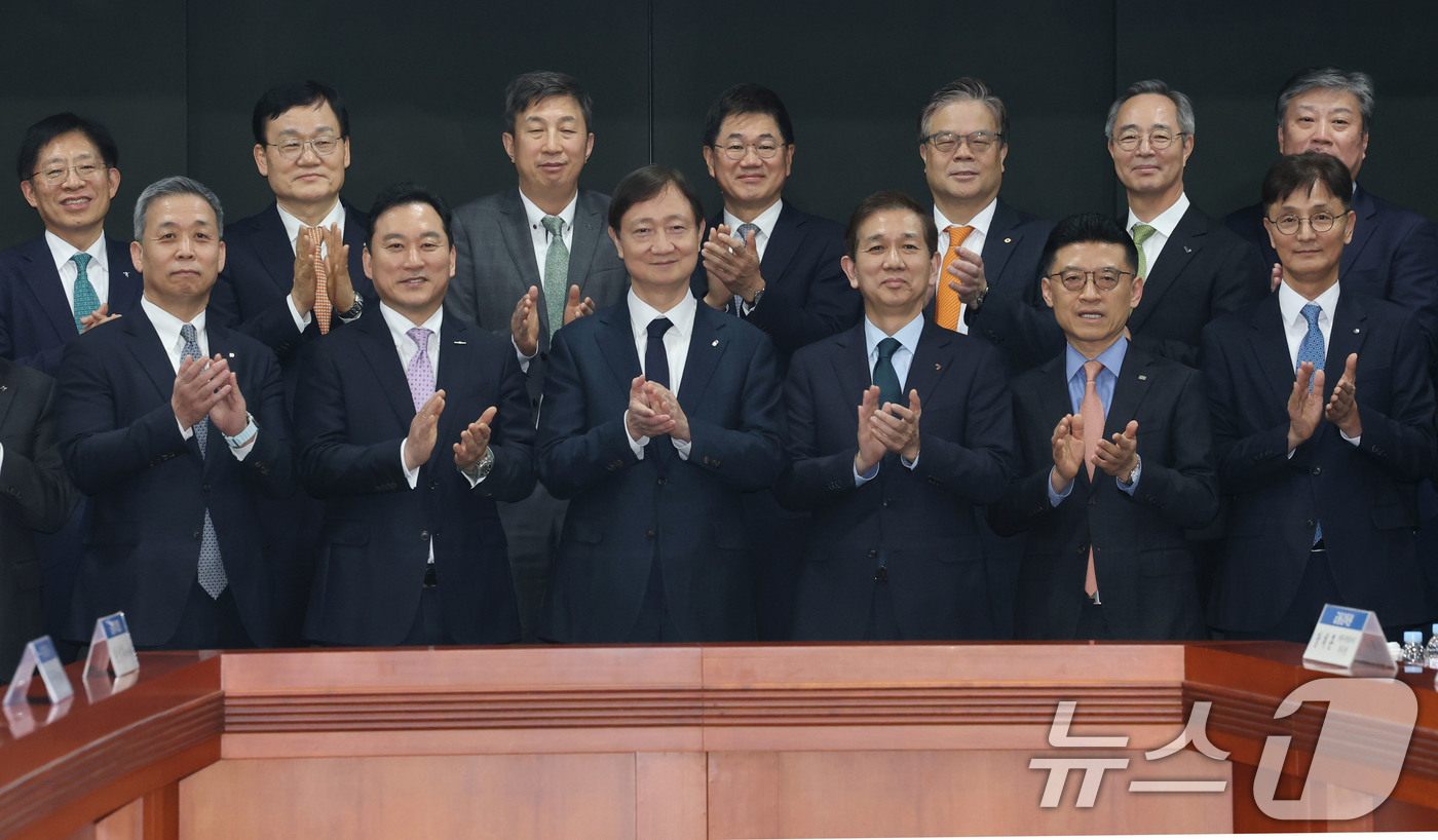 (서울=뉴스1) 이광호 기자 = 이찬진 금융감독원장이 10일 오후 서울 영등포구 금융투자협회에서 열린 증권회사 CEO와의 간담회에서 황성엽 금융투자협회장 등 참석자들과 기념촬영을 …