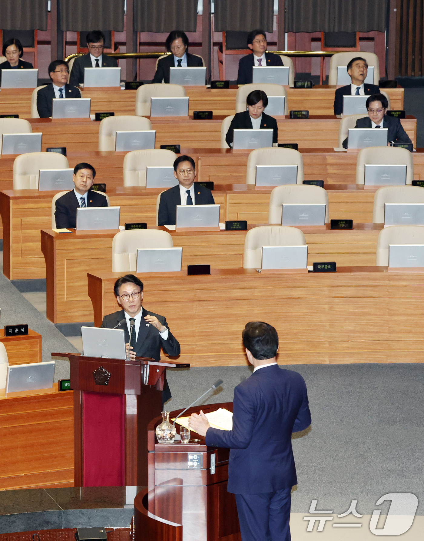 (서울=뉴스1) 이승배 기자 = 10일 서울 여의도 국회에서 열린 제432회국회(임시회) 경제에 관한 대정부 질문에서 김민석 국무총리가 질의에 답변하고 있다. 2026.2.10/뉴 …