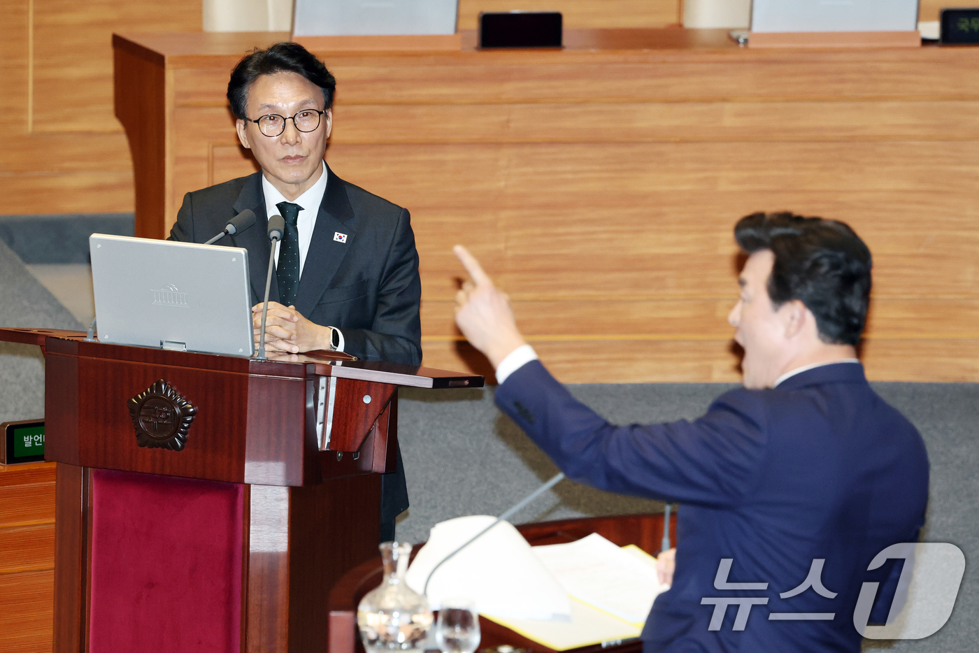 (서울=뉴스1) 이승배 기자 = 10일 서울 여의도 국회에서 열린 제432회국회(임시회) 경제에 관한 대정부 질문에서 윤영석 국민의힘 의원이 김민석 국무총리에게 질의 중 의원들을 …