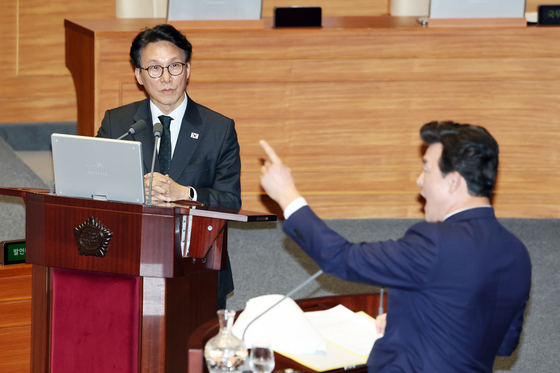 질문 내용에 항의하는 의원들 향해 손가락질하는 윤영석 의원