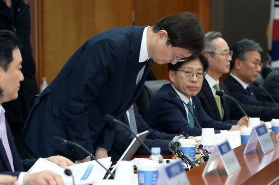 인사하는 이찬진 금감원장