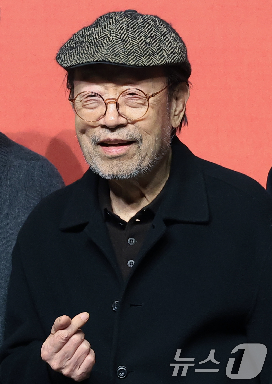 (서울=뉴스1) 권현진 기자 = 배우 신구가 10일 서울 종로구 NOL 서경스퀘어에서 열린 연극 '불란서 금고 - 북벽에 오를 자 누구더냐' 제작발표회에 참석해 포즈를 취하고 있다 …