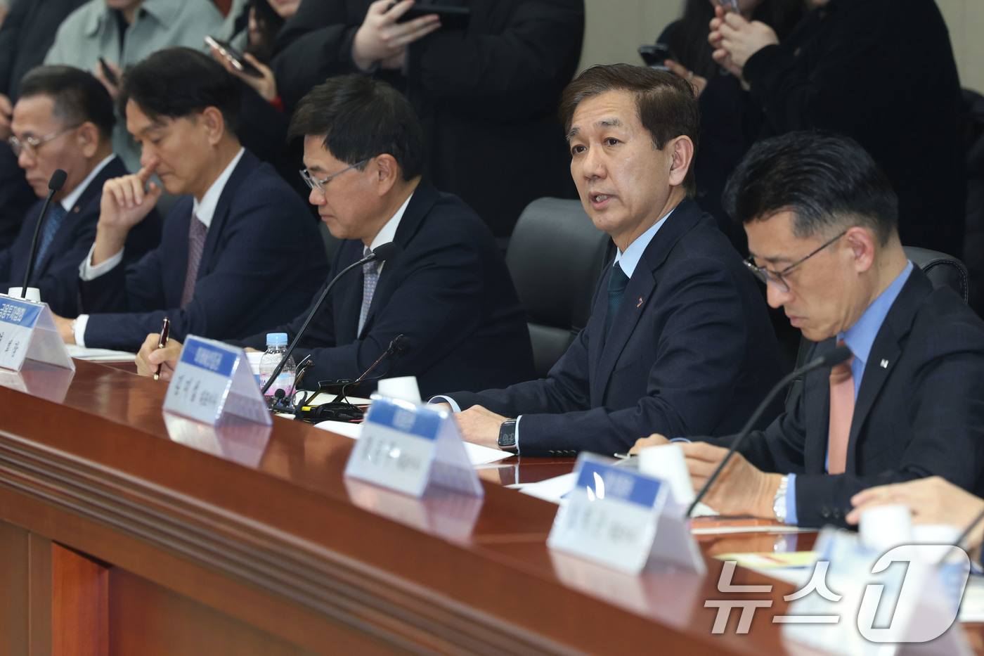 (서울=뉴스1) 이광호 기자 = 황성엽 금융투자협회장이 10일 오후 서울 영등포구 금융투자협회에서 열린 이찬진 금융감독원장과 증권회사 CEO 간담회에 참석해 발언하고 있다. 202 …