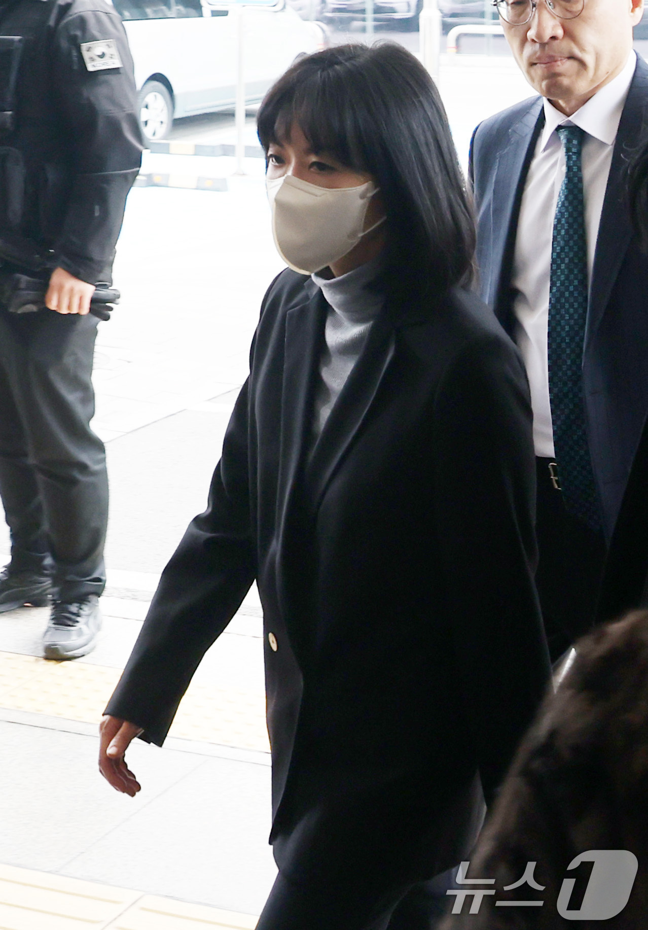 (서울=뉴스1) 최지환 기자 = 미공개 정보를 이용해 부당이득을 취득한 혐의로 기소된 구연경 LG복지재단 대표가 10일 오후 서울 양천구 서울남부지방법원에서 열린 자본시장법 위반 …