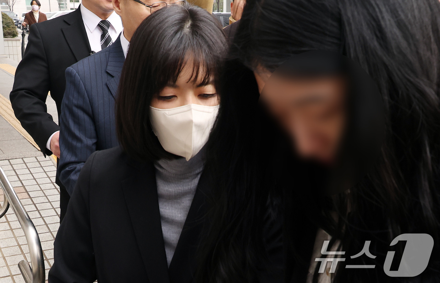 (서울=뉴스1) 최지환 기자 = 미공개 정보를 이용해 부당이득을 취득한 혐의로 기소된 구연경 LG복지재단 대표가 10일 오후 서울 양천구 서울남부지방법원에서 열린 자본시장법 위반 …