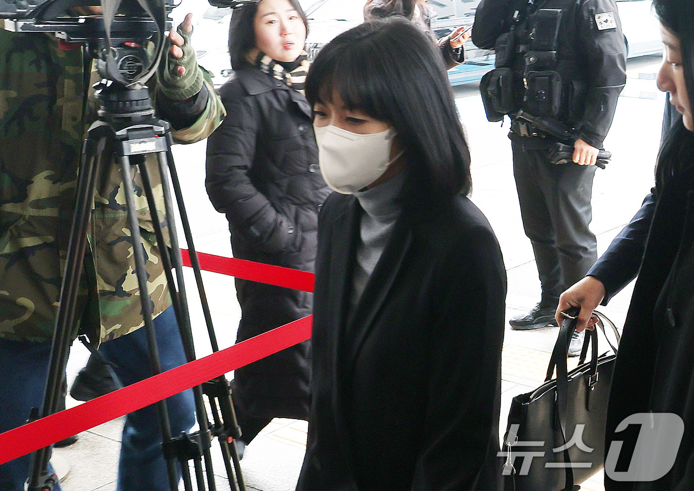 (서울=뉴스1) 최지환 기자 = 미공개 정보를 이용해 부당이득을 취득한 혐의로 기소된 구연경 LG복지재단 대표가 10일 오후 서울 양천구 서울남부지방법원에서 열린 자본시장법 위반 …