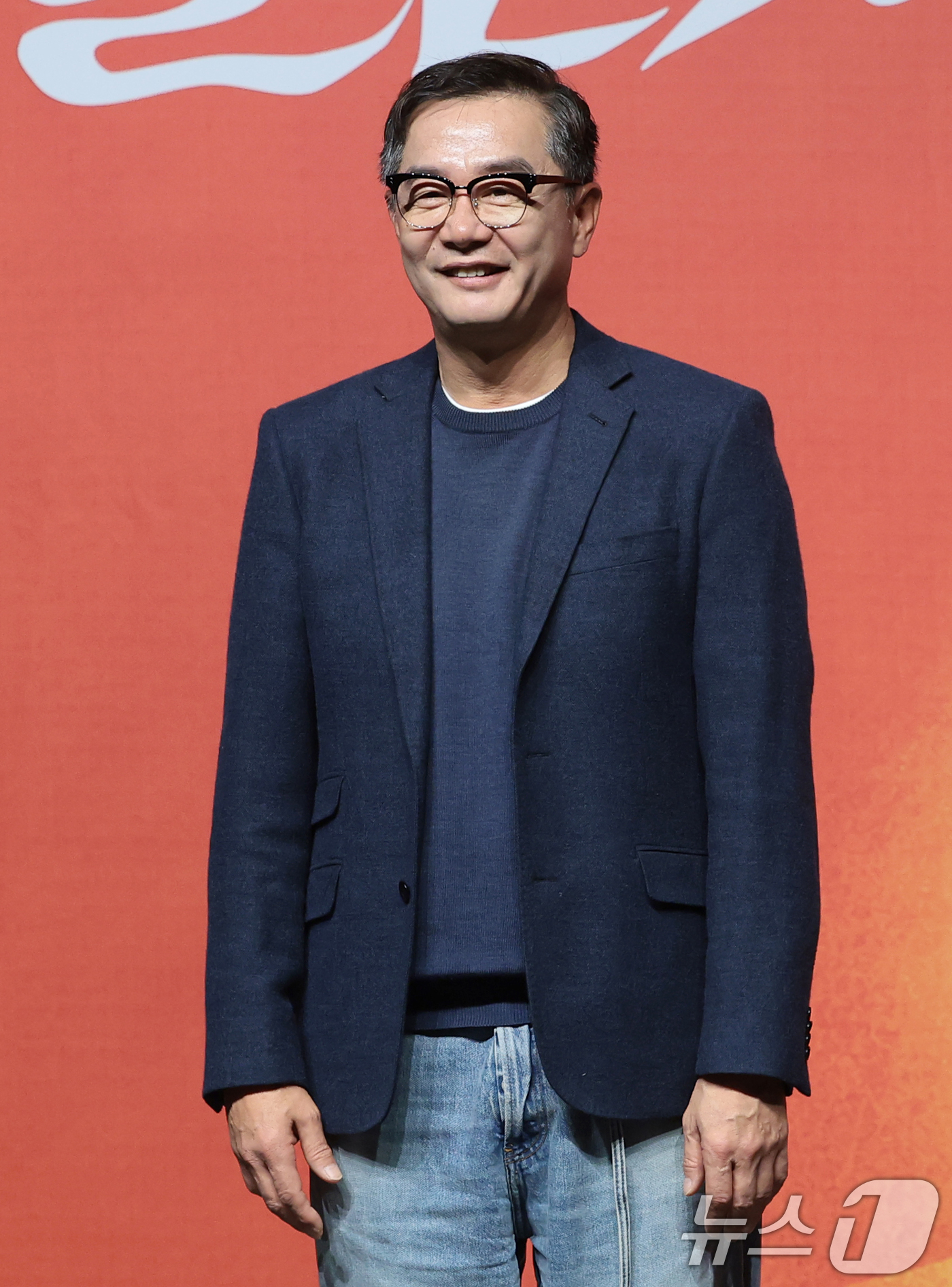 (서울=뉴스1) 권현진 기자 = 장진 감독이 10일 서울 종로구 NOL 서경스퀘어에서 열린 '불란서 금고 - 북벽에 오를 자 누구더냐' 제작발표회에 참석해 포즈를 취하고 있다.'불 …