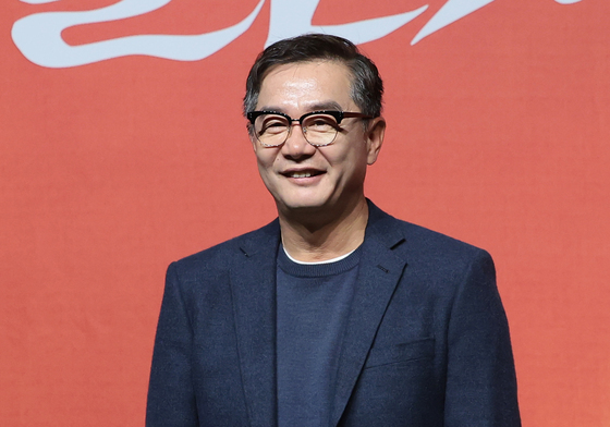 포즈 취하는 장진 감독