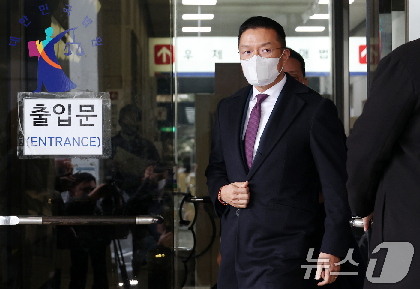 (서울=뉴스1) 최지환 기자 = 미공개 정보를 이용해 부당이득을 취득한 혐의로 아내 구연경 LG복지재단 대표와 함께 기소된 윤관 블루런벤처스(BRV) 대표가 10일 오후 서울 양천 …