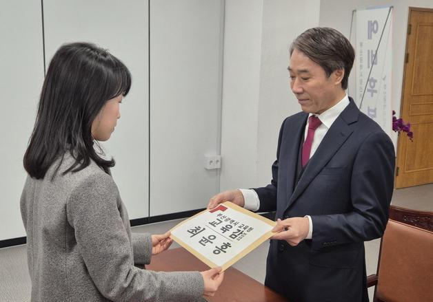 최윤홍 "부산 교육 고통의 고리 끊겠다"…교육감 예비후보 등록