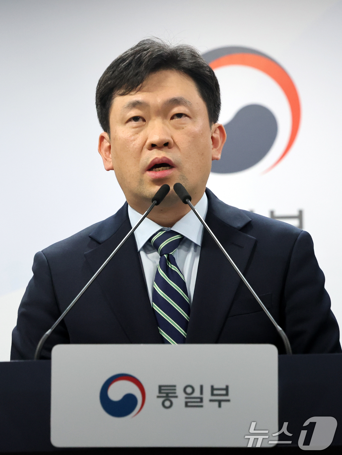 (서울=뉴스1) 황기선 기자 = 윤민호 통일부 대변인이 10일 오후 서울 종로구 정부서울청사에서 개성공단의 전면 가동 중단 조치 10년을 맞아 입장을 밝히고 있다. 2026.2.1 …