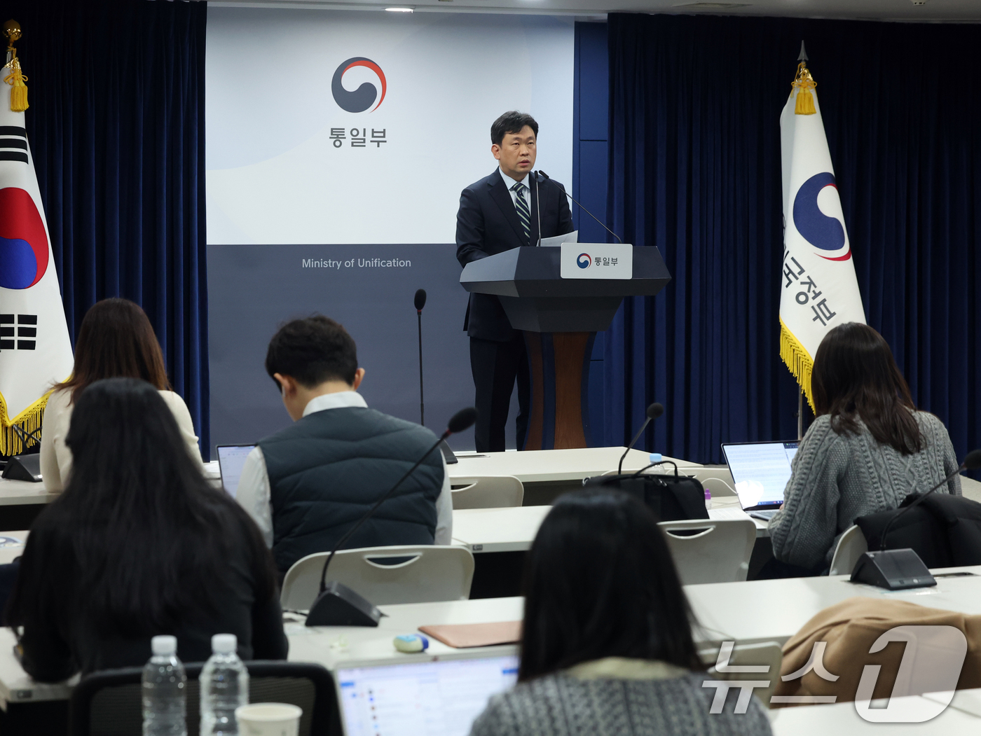 (서울=뉴스1) 황기선 기자 = 윤민호 통일부 대변인이 10일 오후 서울 종로구 정부서울청사에서 개성공단의 전면 가동 중단 조치 10년을 맞아 입장을 밝히고 있다. 2026.2.1 …