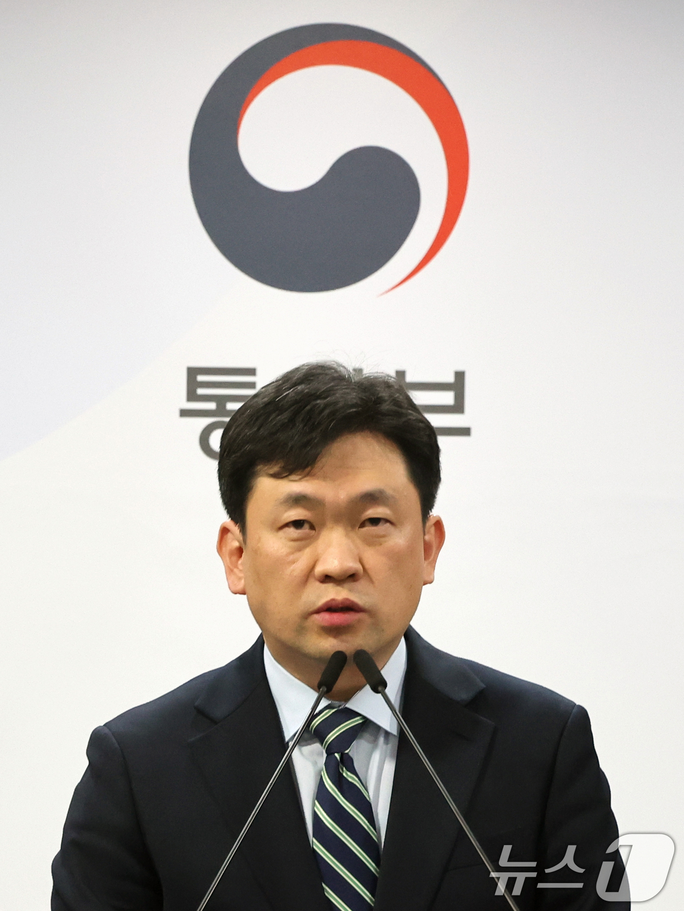 (서울=뉴스1) 황기선 기자 = 윤민호 통일부 대변인이 10일 오후 서울 종로구 정부서울청사에서 개성공단의 전면 가동 중단 조치 10년을 맞아 입장을 밝히고 있다. 2026.2.1 …