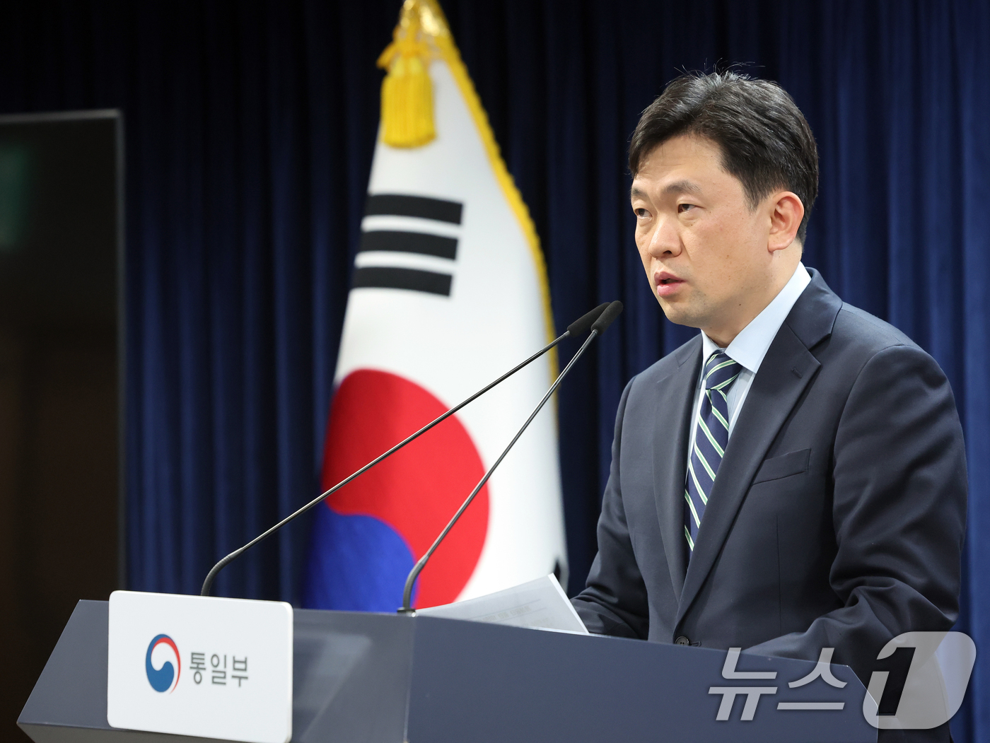 (서울=뉴스1) 황기선 기자 = 윤민호 통일부 대변인이 10일 오후 서울 종로구 정부서울청사에서 개성공단의 전면 가동 중단 조치 10년을 맞아 입장을 밝히고 있다. 2026.2.1 …