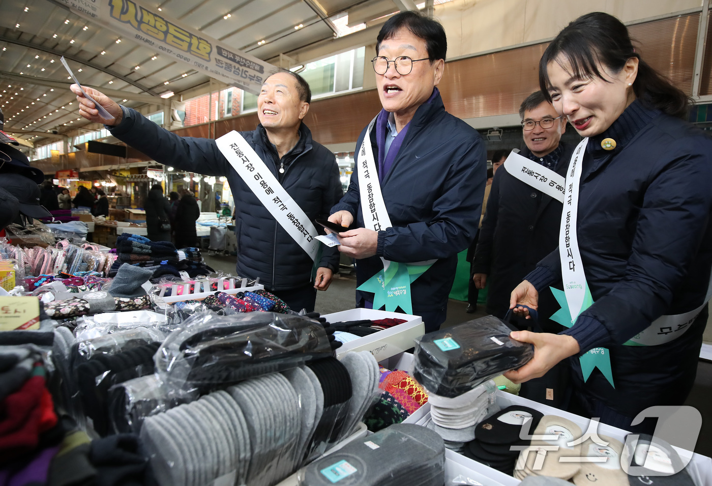(대구=뉴스1) 공정식 기자 = 10일 오후 대구 수성구 신매시장에서 열린 '설맞이 전통시장 장보기' 행사에 참여한 김대권 수성구청장과 구청 직원들이 양말과 덧신을 고르고 있다. …