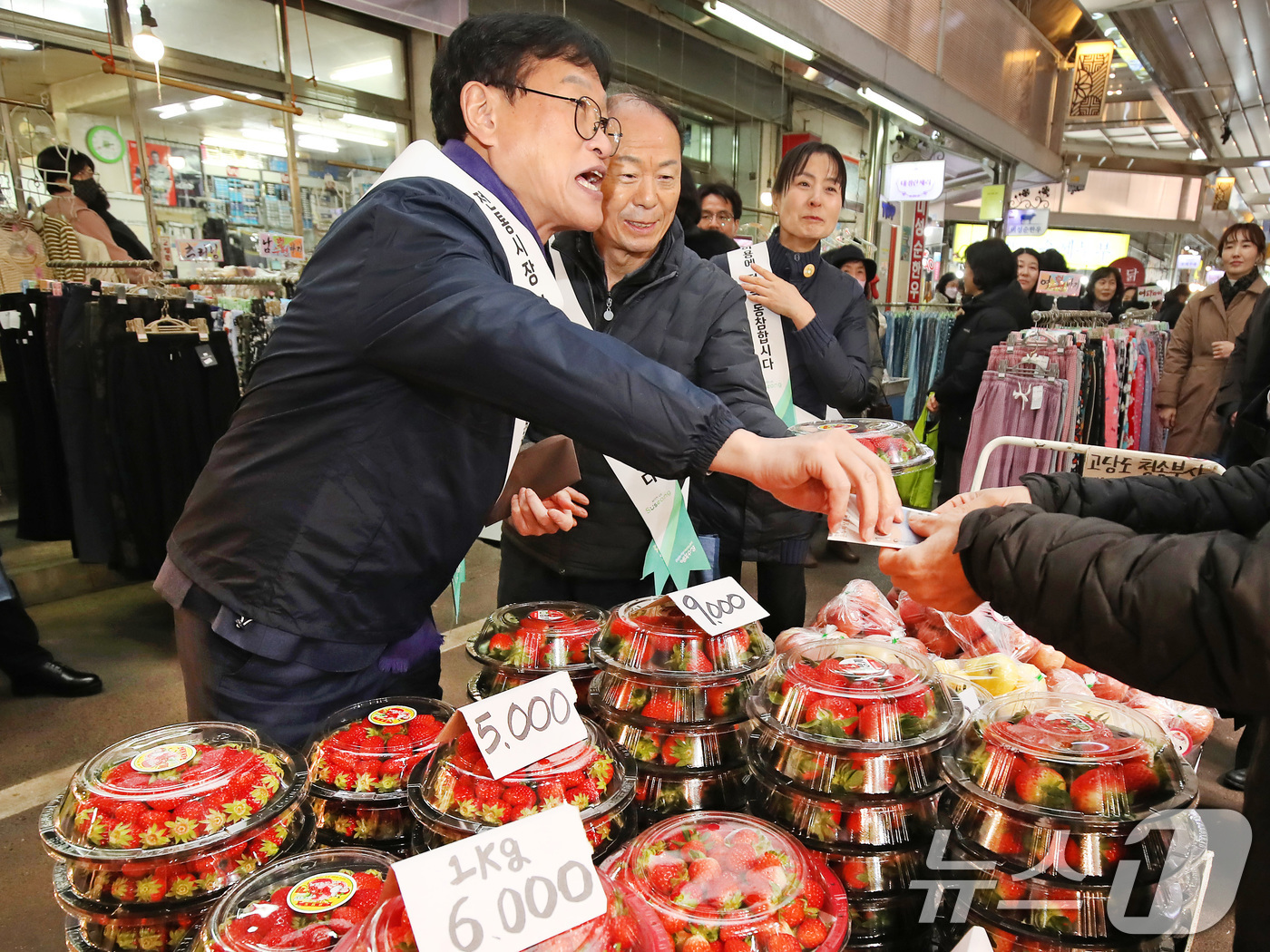 (대구=뉴스1) 공정식 기자 = 10일 오후 대구 수성구 신매시장에서 열린 '설맞이 전통시장 장보기' 행사에 참여한 김대권 수성구청장과 구청 직원들이 과일을 사고 있다. 2026. …