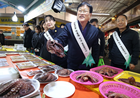 신매시장 문어 '싱싱하네'
