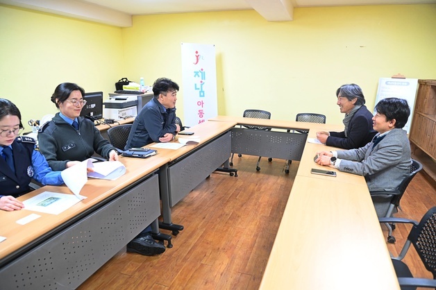 [서귀포소식]서귀포해경, 아동복지시설에 위문금 전달