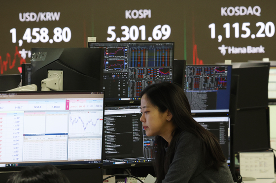 '반도체↓' 코스피, 가까스로 5300선…'개미' 이틀 연속 순매도 [시황종합]