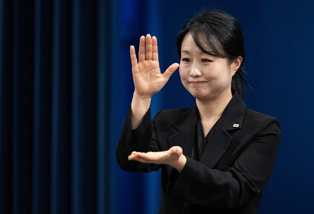 靑수어통역사 박지연 "차별받지 않는 세상 꿈꿔…李대통령, 농맹인 만나주길"