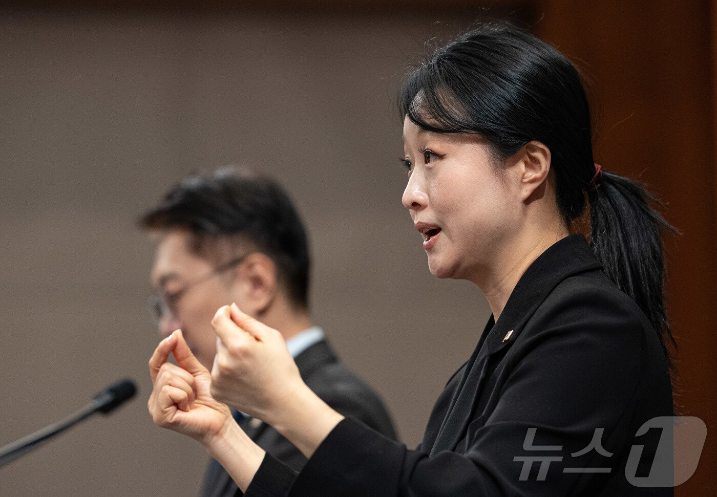 본문 이미지 - 박지연 수어통역사가 10일 청와대 춘추관에서 김남준 대변인의 브리핑 발언을 수어통역하고 있다. 2026.2.10 ⓒ 뉴스1 이재명 기자