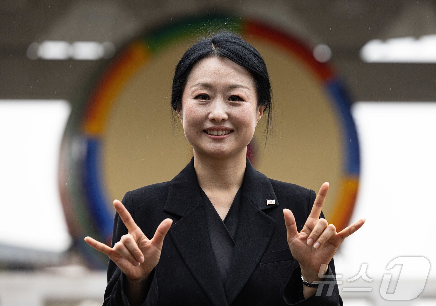 본문 이미지 - 박지연 수어통역사가 10일 청와대에서 뉴스1과 인터뷰에 앞서 포즈를 취하고 있다. 수어로 '사랑해'라는 뜻이다. 2026.2.10 ⓒ 뉴스1 이재명 기자