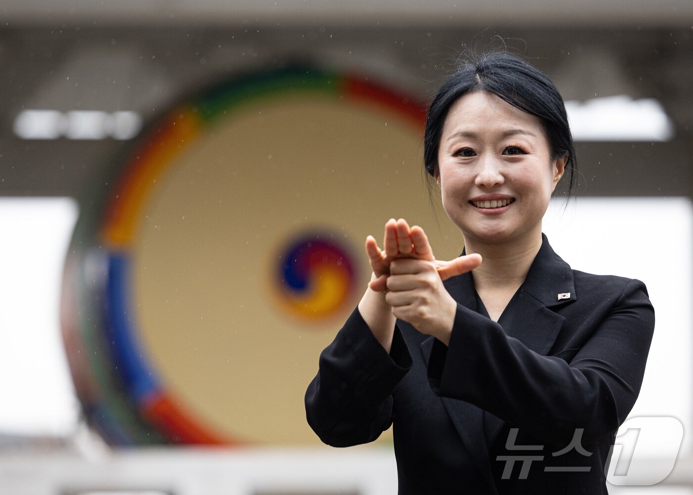 본문 이미지 - 박지연 수어통역사가 10일 청와대에서 뉴스1과 인터뷰에 앞서 포즈를 취하고 있다. 2026.2.10 ⓒ 뉴스1 이재명 기자