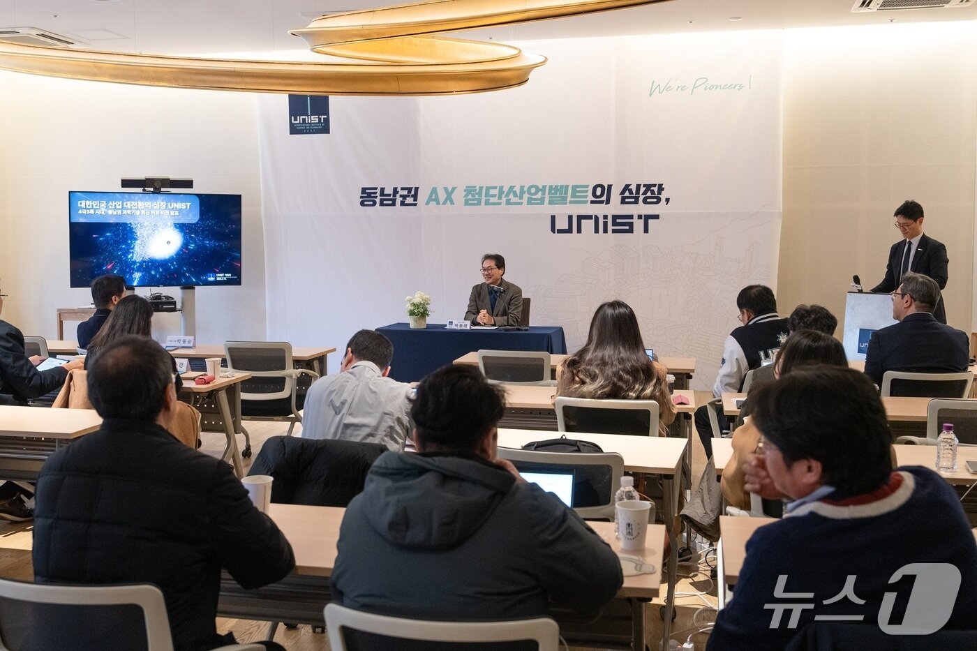 본문 이미지 - 박종래 UNIST 총장이 10일 학술정보관에서 열린 언론간담회에서 모두 발언을 하고 있다.(UNIST 제공. 재판매 및 DB금지)/뉴스1