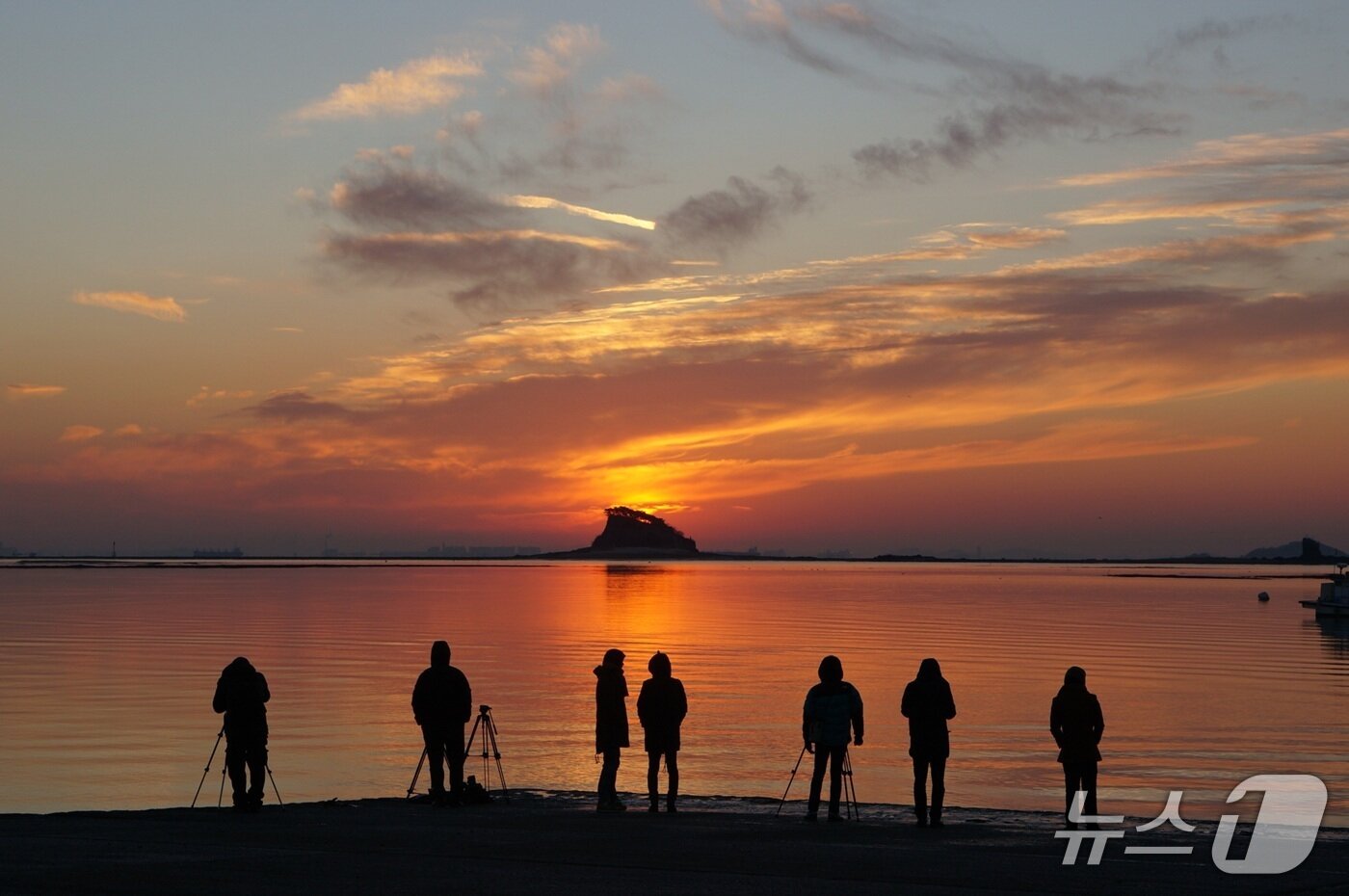 본문 이미지 - 거잠포구 해돋이 (인천관광공사 제공.재판매 및 DB금지)