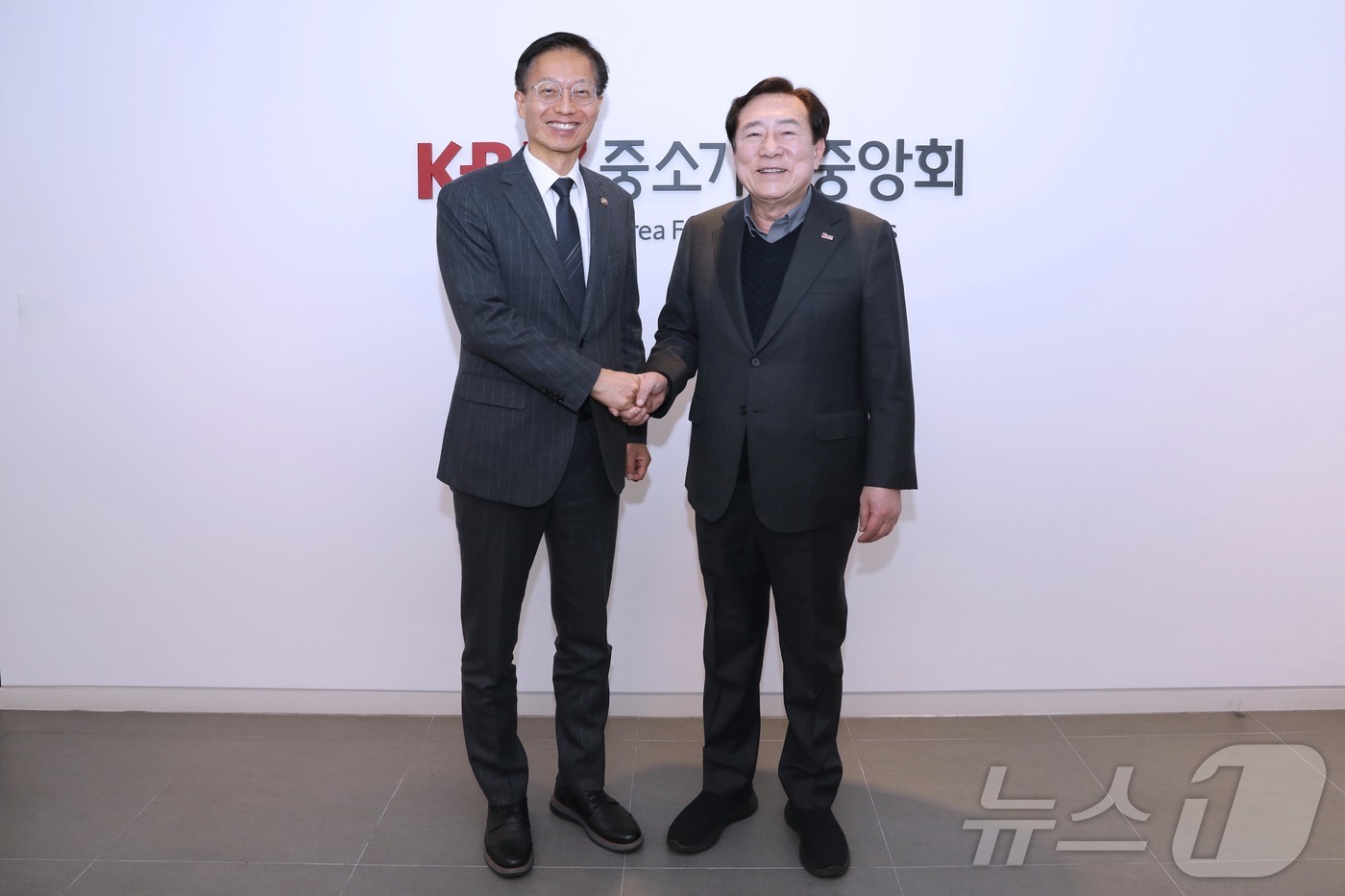 (서울=뉴스1) = 김용선 지식재산처장이 10일 서울 영등포구 중소기업중앙회를 방문해 김기문 중소기업중장회 회장(오른쪽)과 면담을 가진 후 기념촬영을 하고 있다. (지식재산처 제공 …