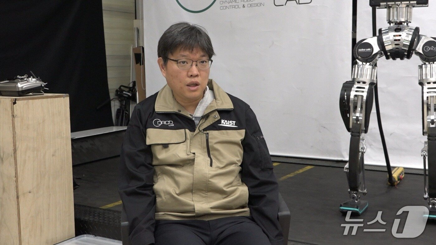 본문 이미지 - 박해원 한국과학기술원(KAIST) 휴머노이드로봇연구센터 소장 겸 기계공학과 부교수가 인터뷰 질문에 답하고 있다. 2026.2.9./뉴스1