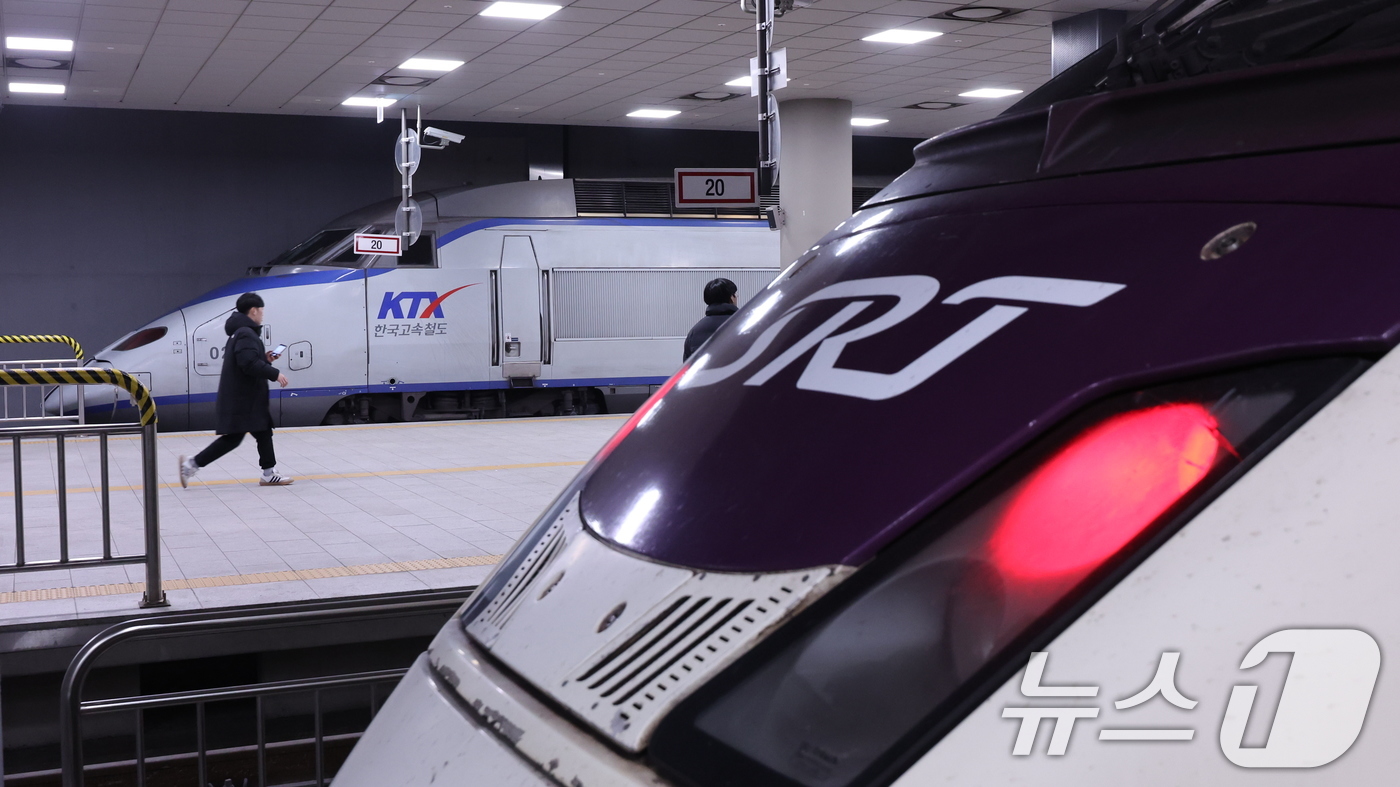 (서울=뉴스1) 박지혜 기자 = 10일 오후 서울 수서역에서 KTX 열차가 시범 교차운행을 앞두고 안전점검을 위한 시운전을 하고 있다. 2026.2.10/뉴스1