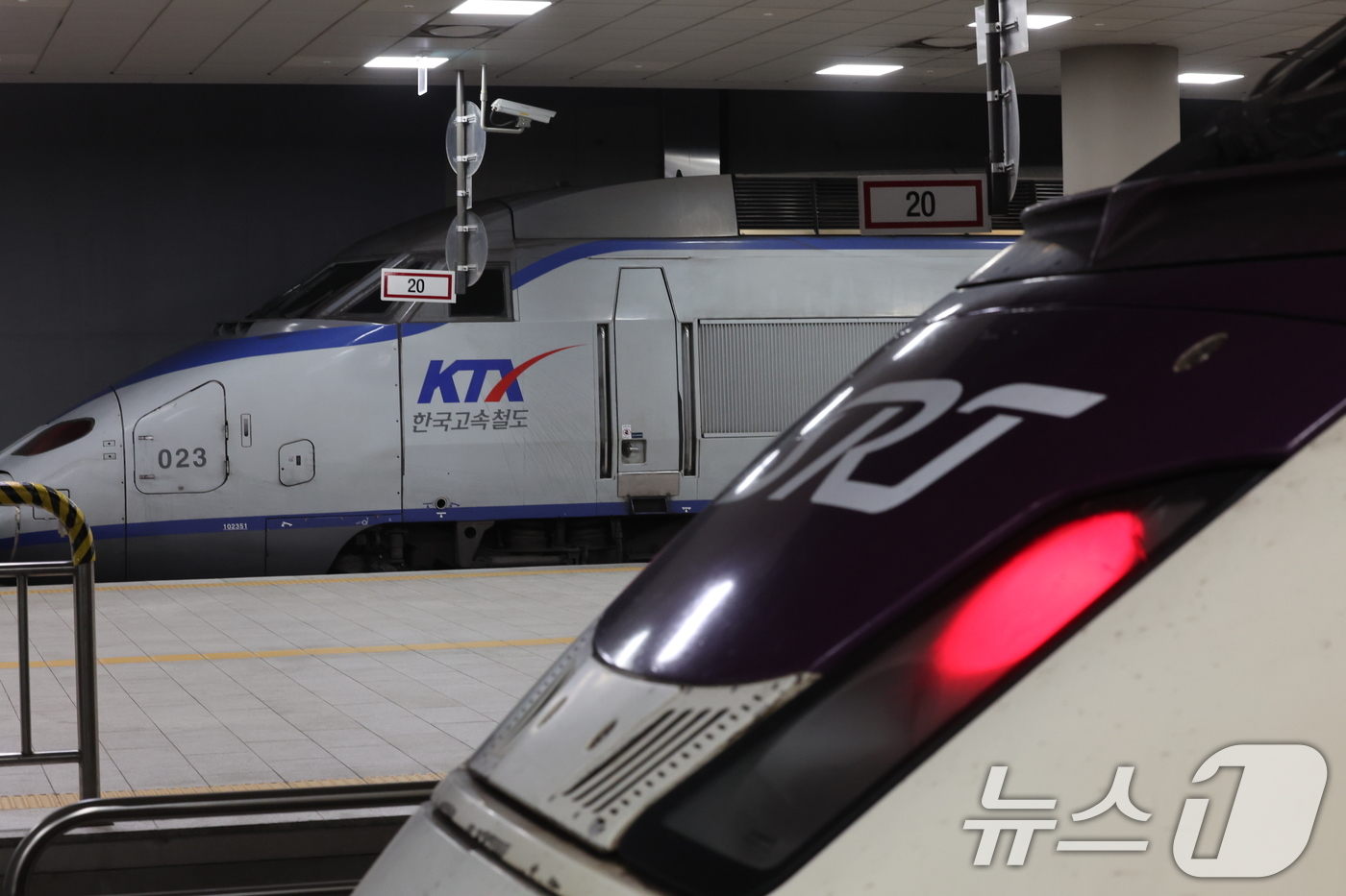 (서울=뉴스1) 박지혜 기자 = 코레일과 에스알은 25일 오후 서울 수서역 KTX-SRT 시범 교차운행에 앞서 실제 영업 노선에서 시운전을 진행하고 있다. 2026.2.10/뉴스1 …