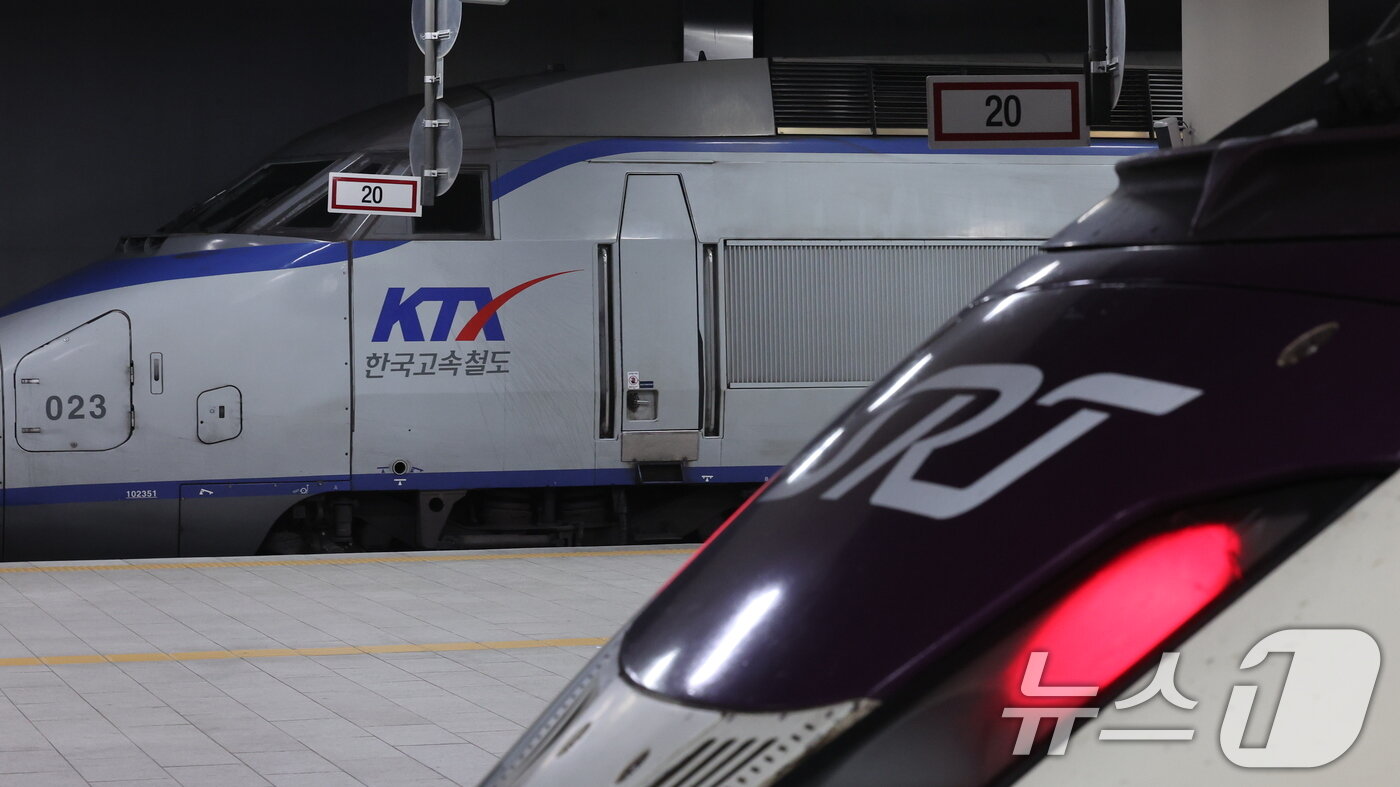 본문 이미지 - 지난 10일 코레일과 에스알이 KTX-SRT 시범 교차운행에 앞서 실제 영업 노선에서 시운전을 진행하고 있다. 2026.2.10 ⓒ 뉴스1 박지혜 기자
