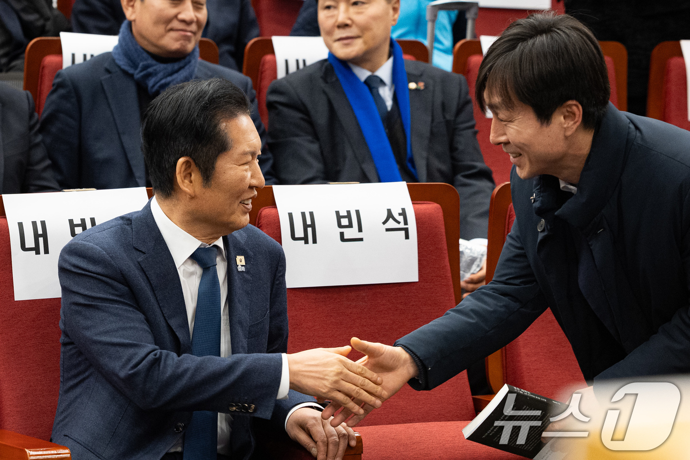 (서울=뉴스1) 유승관 기자 = 정청래 더불어민주당 대표와 한창민 사회민주당 대표가 10일 서울 여의도 국회도서관에서 열린 박찬대 출판기념회 '검은싸락눈' 에서 인사하고 있다. 2 …