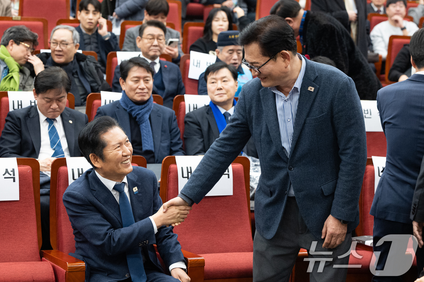 (서울=뉴스1) 유승관 기자 = 정청래 더불어민주당 대표와 송영길 소나무당 대표가 10일 서울 여의도 국회도서관에서 열린 박찬대 출판기념회 '검은싸락눈' 에서 인사하고 있다. 20 …