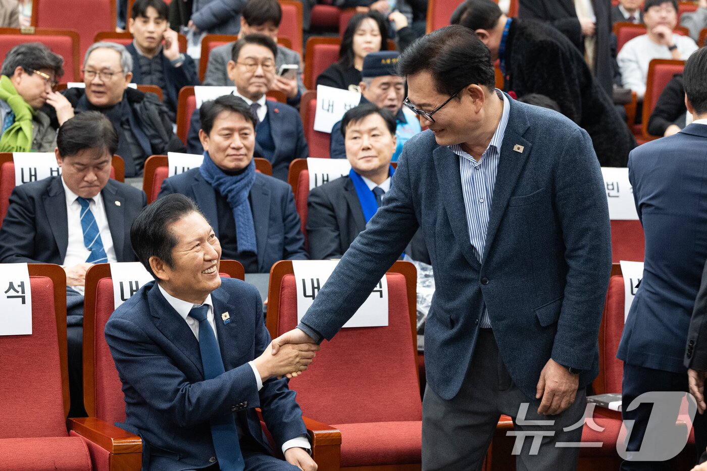 본문 이미지 - 정청래 더불어민주당 대표와 송영길 소나무당 대표가 지난 10일 서울 여의도 국회도서관에서 열린 박찬대 출판기념회 '검은싸락눈' 에서 인사하고 있다. 2026.2.10 ⓒ 뉴스1 유승관 기자