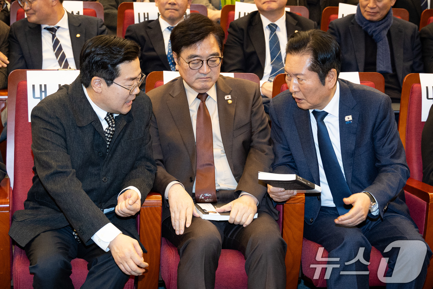 (서울=뉴스1) 유승관 기자 = 박찬대 더불어민주당 의원과 정청래 더불어민주당 대표가 10일 서울 여의도 국회도서관에서 열린 박찬대 출판기념회 '검은싸락눈' 에서 대화하고 있다. …