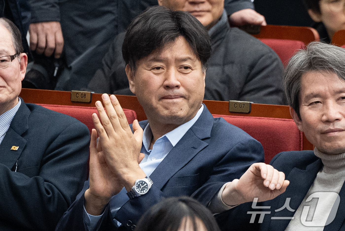 (서울=뉴스1) 유승관 기자 = 김용 전 민주연구원 부원장이 10일 서울 여의도 국회도서관에서 열린 박찬대 출판기념회 '검은싸락눈' 에서 손뼉을 치고 있다. 2026.2.10/뉴스 …