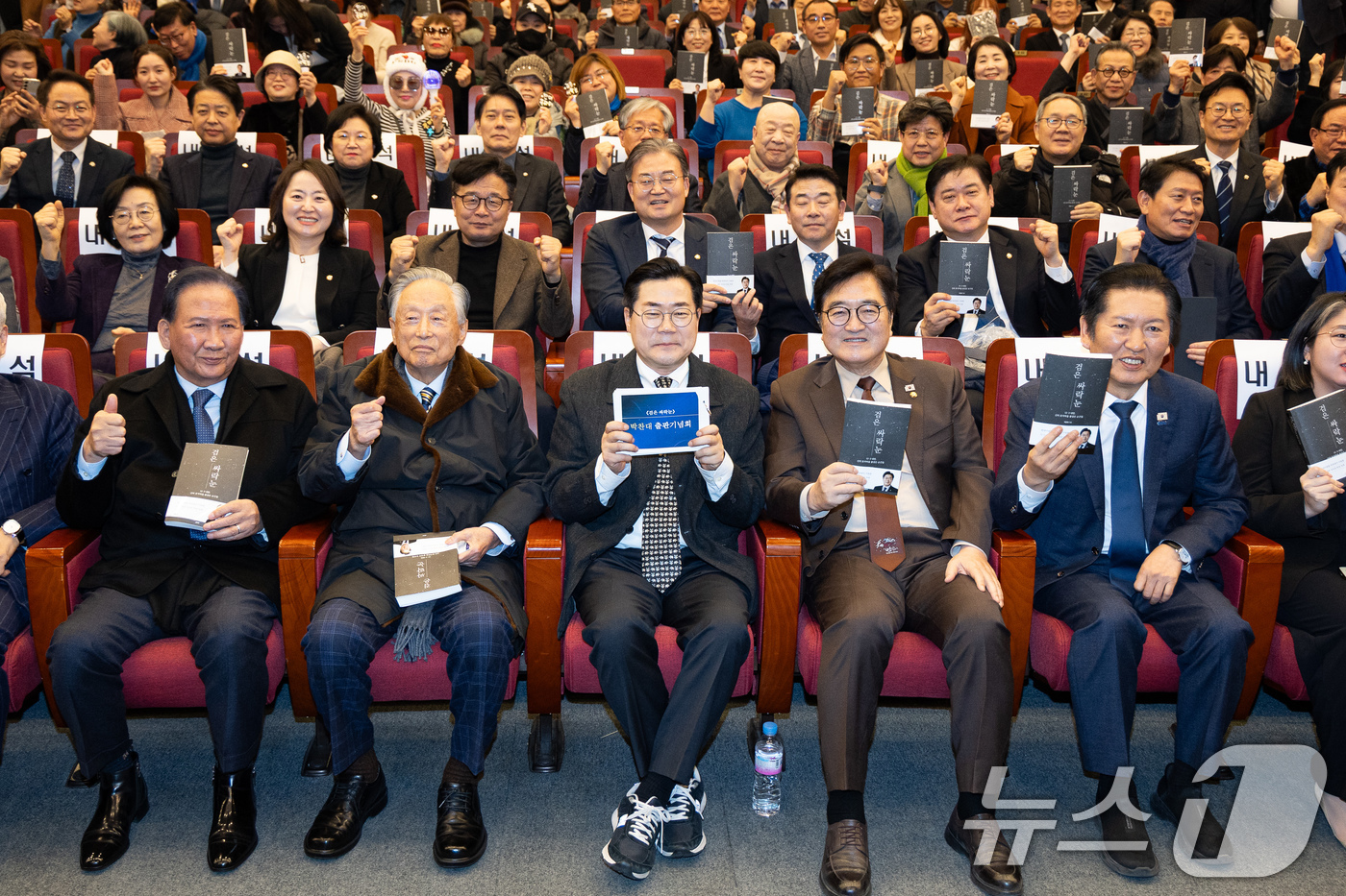 (서울=뉴스1) 유승관 기자 = 박찬대 더불어민주당 의원과 우원식 국회의장, 정청래 민주당 대표를 비롯한 참석자들이 10일 서울 여의도 국회도서관에서 열린 박찬대 출판기념회 '검은 …