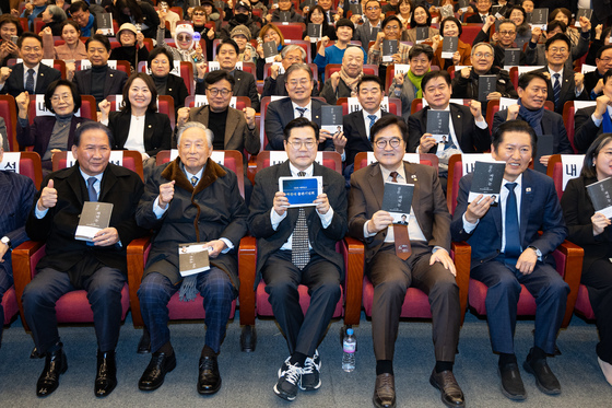 박찬대 출판기념회 '검은싸락눈'