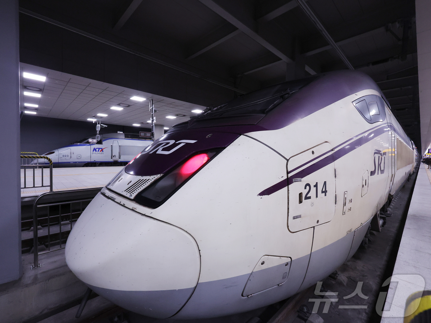 (서울=뉴스1) 박지혜 기자 = 코레일과 에스알은 25일 오후 서울 수서역 KTX-SRT 시범 교차운행에 앞서 실제 영업 노선에서 시운전을 진행하고 있다.2026.2.10/뉴스1