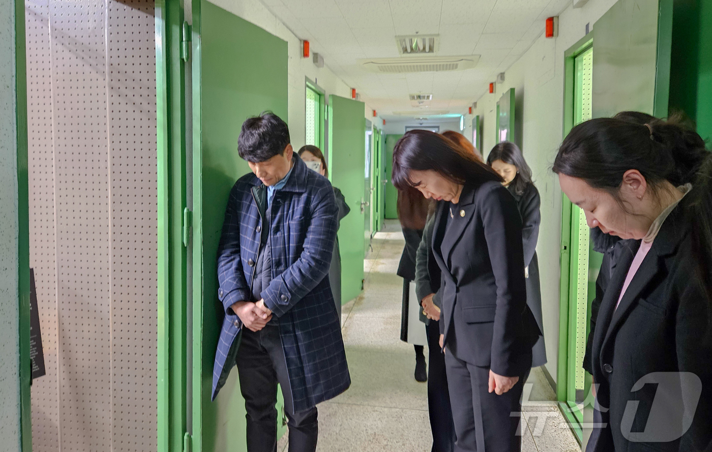 (서울=뉴스1) = 강윤진 국가보훈부 차관이 10일 오후 서울시 용산구 민주화운동기념관을 방문해 옛 남영동 대공분실에서 국가보훈부 직원들과 함께 민주화운동희생자를 기리는 묵념을 하 …