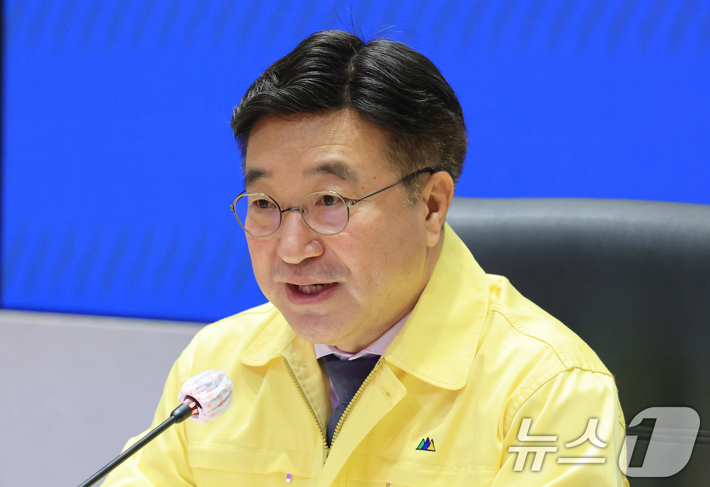 (서울=뉴스1) 임세영 기자 = 윤호중 행정안전부 장관이 10일 서울 종로구 정부서울청사에서 열린 안전한 설 연휴를 위한 24시간 범정부 안전관리대책 점검회의에서 모두발언을 하고 …