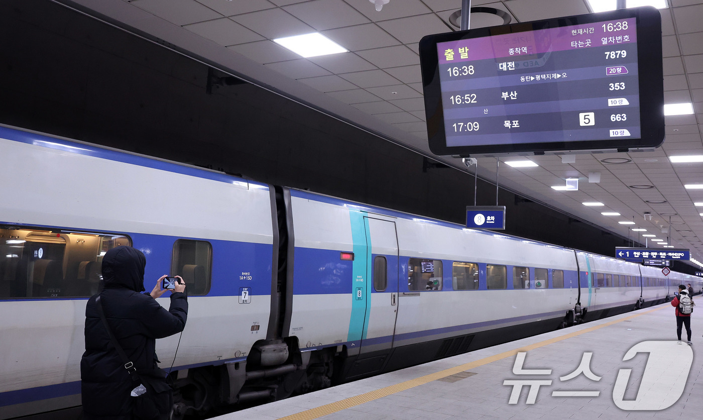 (서울=뉴스1) 박지혜 기자 = 10일 오후 서울 수서역에서 KTX 열차가 시범 교차운행을 앞두고 안전점검을 위한 시운전을 하고 있다.코레일과 에스알은 오는 25일 KTX-SRT …