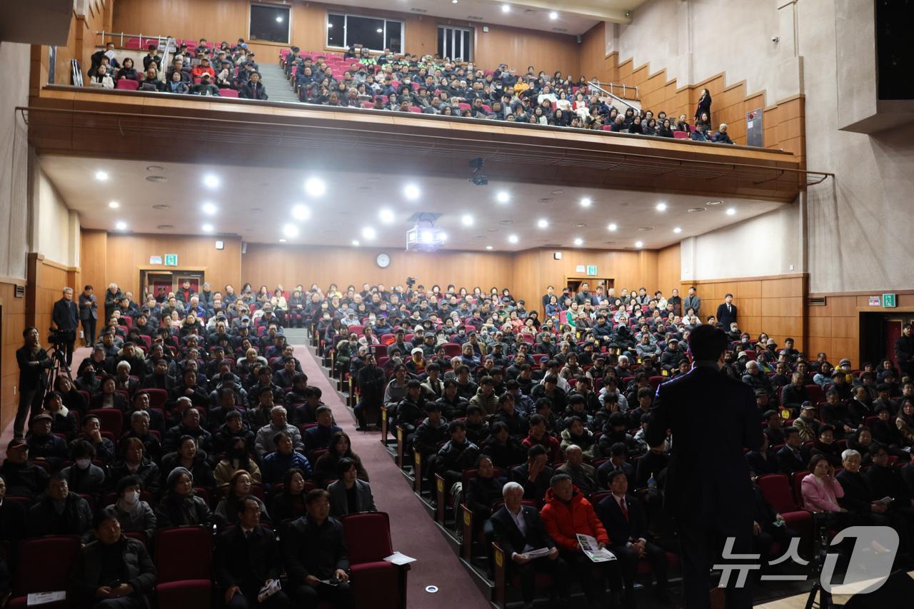본문 이미지 - 서산시 동지역민들로 가득 메운 서산시문회관 의정보고회 모습(성 의원실 제공. 재판매 및 DB금지)2026.2.10/뉴스1