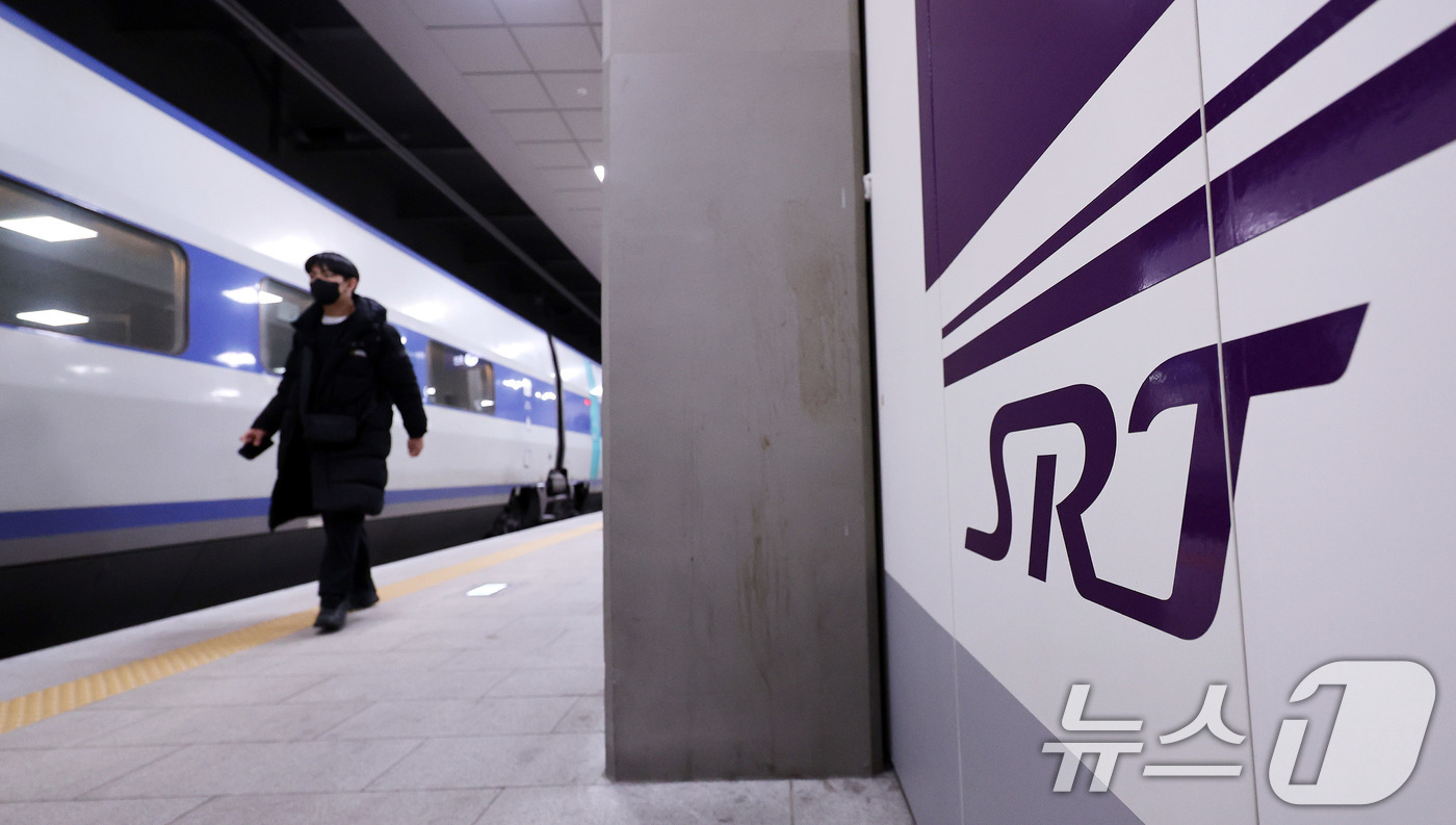 (서울=뉴스1) 박지혜 기자 = 10일 오후 서울 수서역에서 KTX 열차가 시범 교차운행을 앞두고 안전점검을 위한 시운전을 하고 있다.코레일과 에스알은 오는 25일 KTX-SRT …