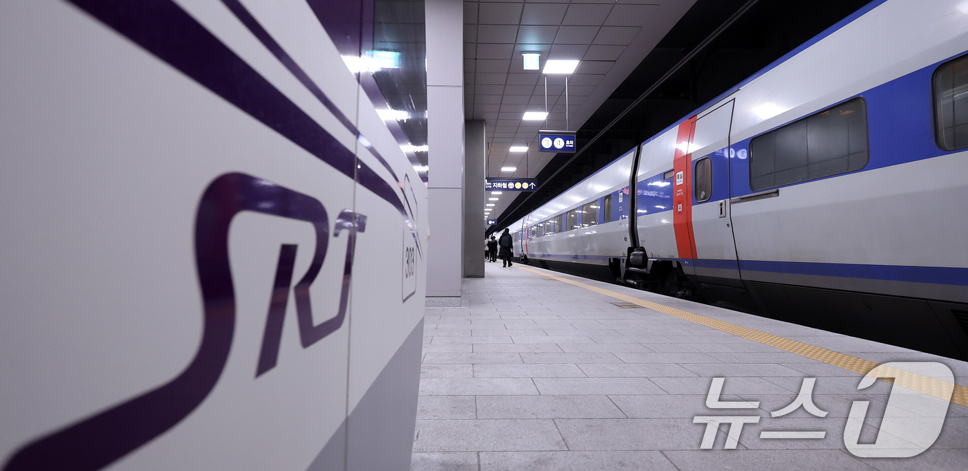 (서울=뉴스1) 박지혜 기자 = 10일 오후 서울 수서역에서 KTX 열차가 시범 교차운행을 앞두고 안전점검을 위한 시운전을 하고 있다.코레일과 에스알은 오는 25일 KTX-SRT …